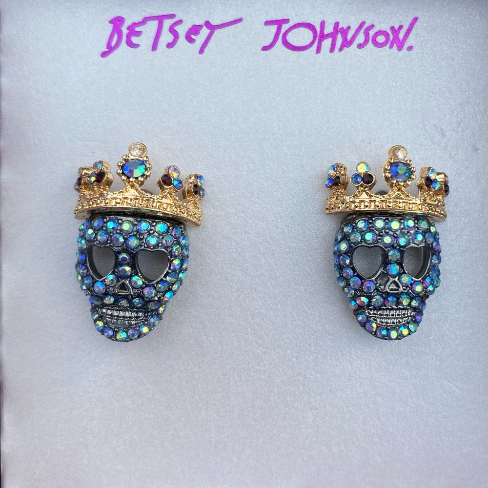 New  Betsey Johnson Skull Stud Earrings - Picture 7 of 10